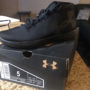 NWT Under armour women’s training mid top shoe